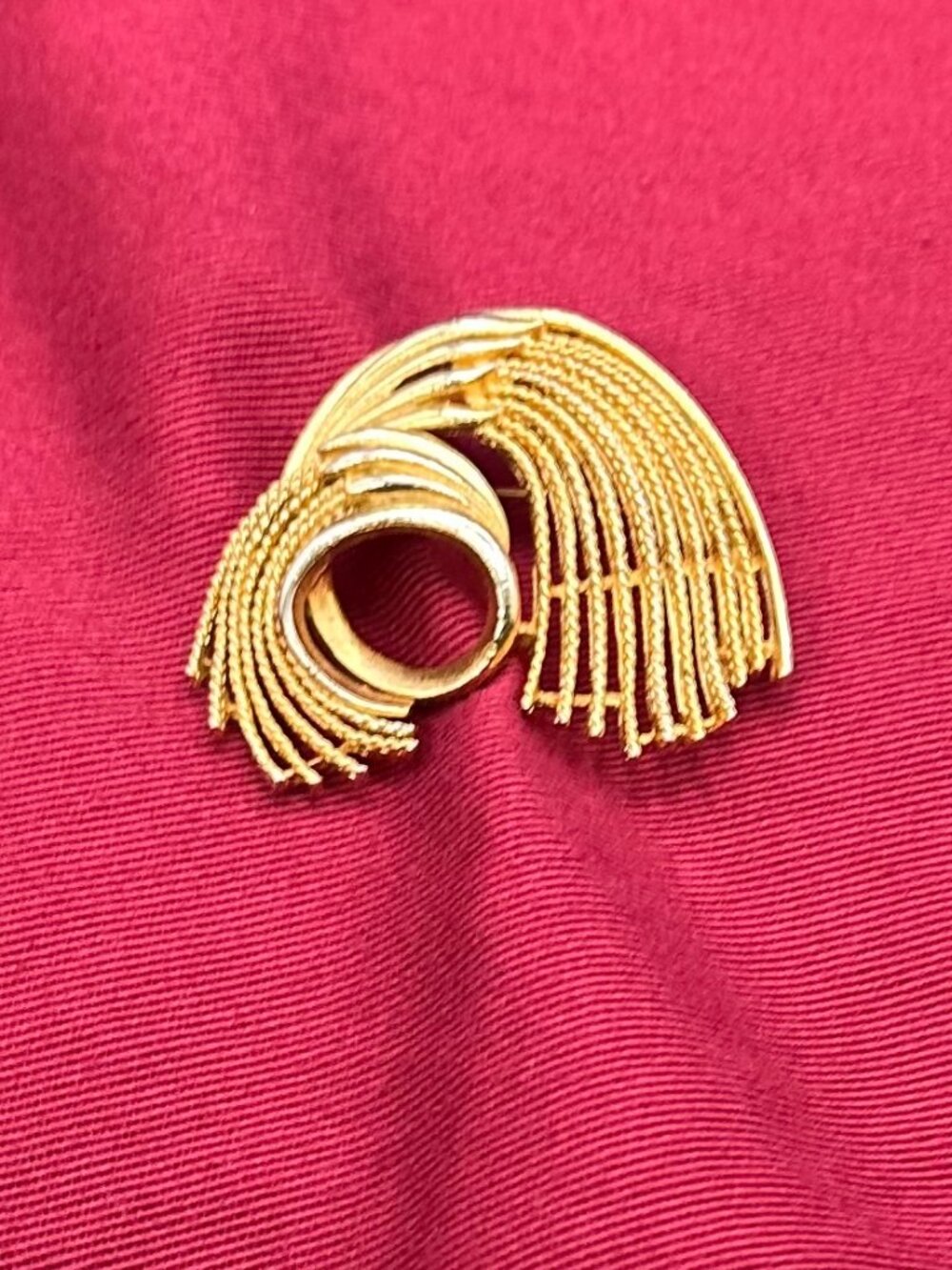 VTG Lisner Gold-Tone Swirl Rope Fringe Style Brooch
